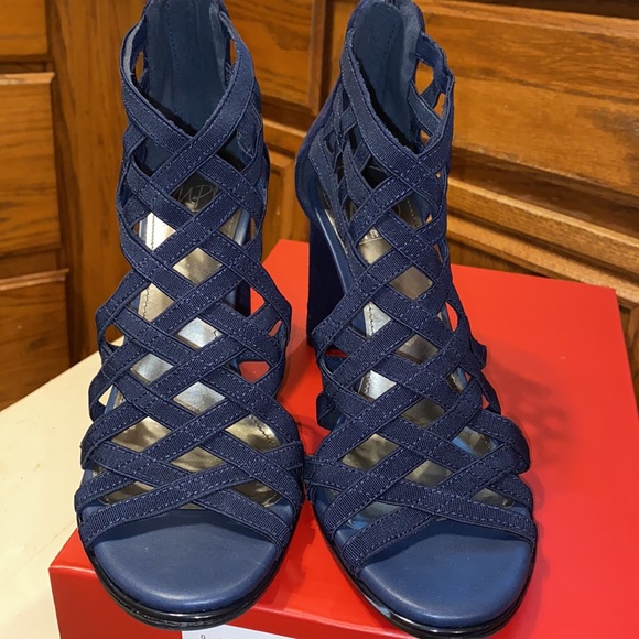 TANY  navy blocked heels size 7m NWT - Picture 5 of 10